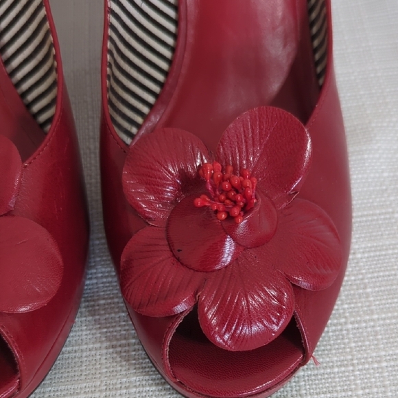 Antonio Melani Leather Heels Women's 8.5 Red Floral Accent Peep Toe Slip On - Picture 11 of 12